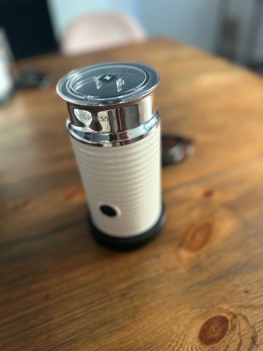 Máquina de Café Essenza Branco + Batedor de Leite Nespresso Aeroccino