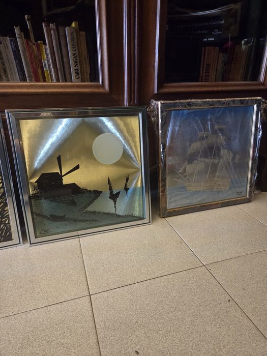 Varios quadros em folha metalica reluzente