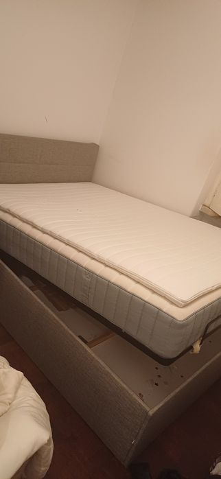 Cama com colchão e arrumação