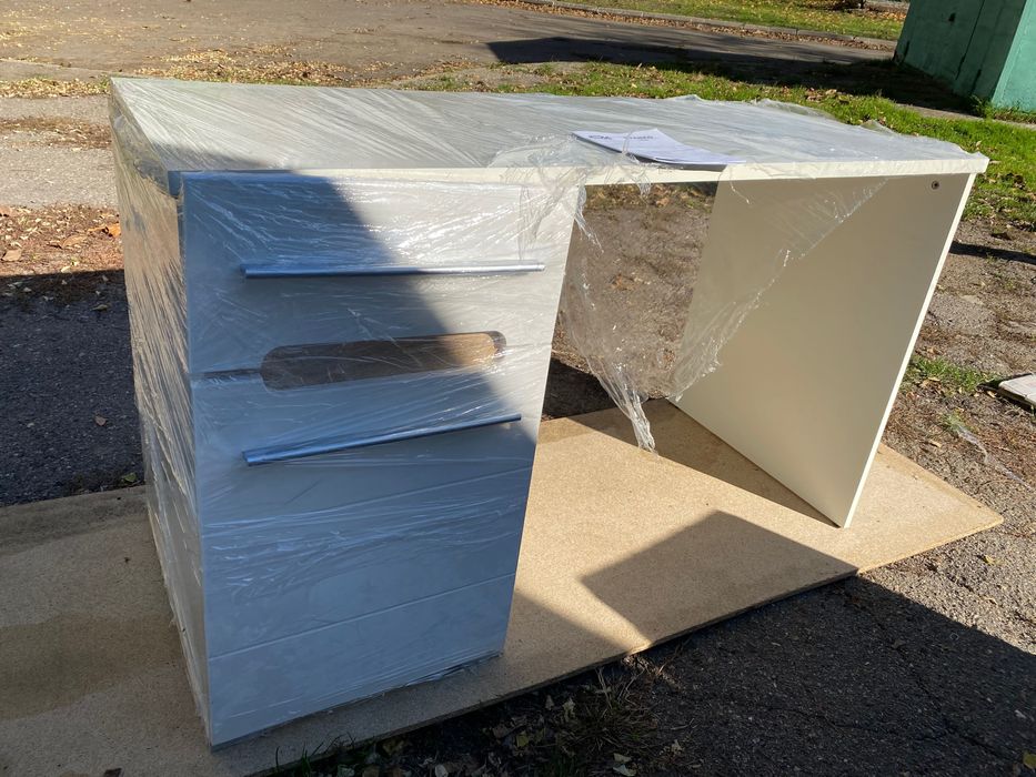 Стільці для дому та офісу білего коляру