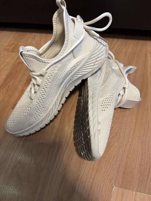 Damskie lekkie bezowe sneakersy 40