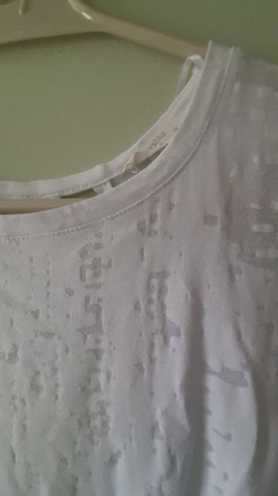 T-shirt branca com costas abertas