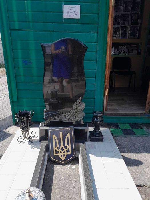 Памятник военным гранитный