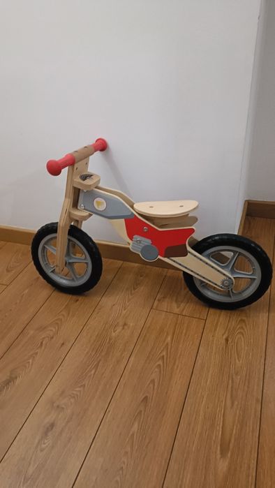 Bicicleta em madeira sem pedais