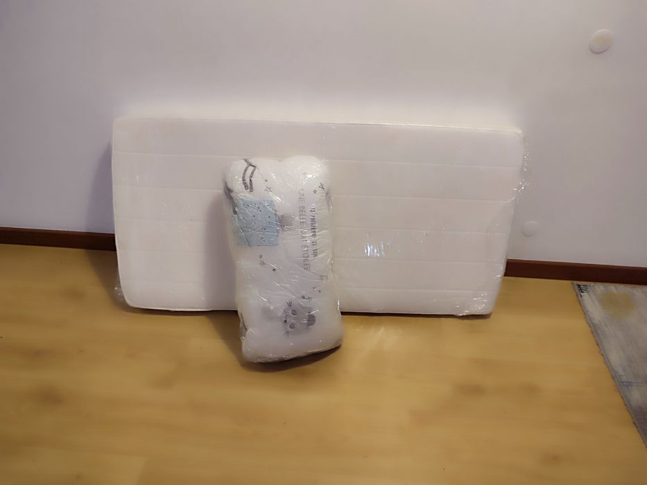 Colchão para berço e almofadas de proteção para berço.