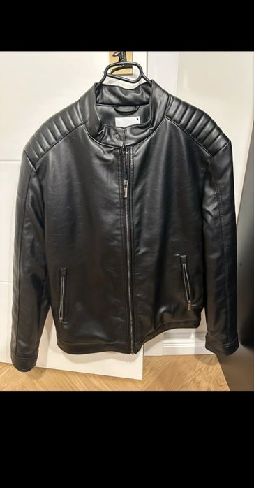 Czarna męska kurtka skórzana Reserved