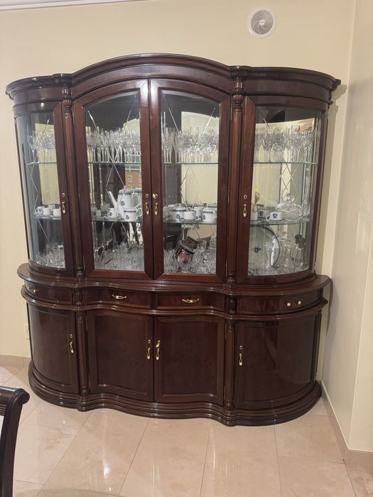 Sala de Jantar Completa em Nogueira Maciça – Mesa + 8 Cadeiras + Cristaleira