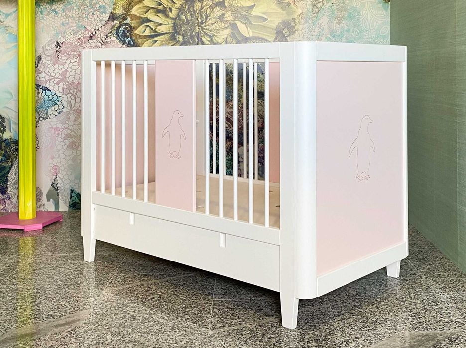 Berço Harpa com gavetão branco e rosa