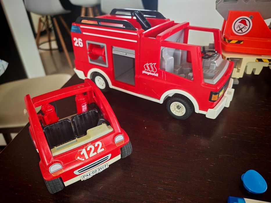 Playmobil duży wóz strażacki+ mniejsze wozy + ludziki