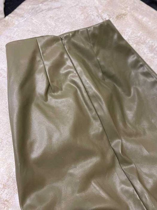 Спідниця з еко шкіри,колір хакі. Розмір L. Нова.