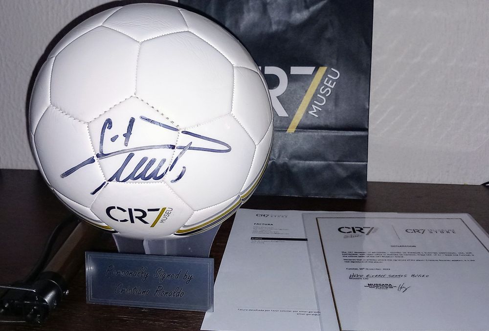 Bola autografada por Cristiano Ronaldo.