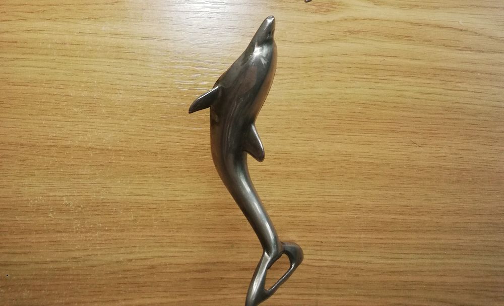 Otwieracz do napojów delfin posrebrzany.