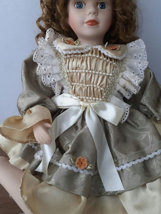 Boneca em porcelana em ótimo estado de conservação