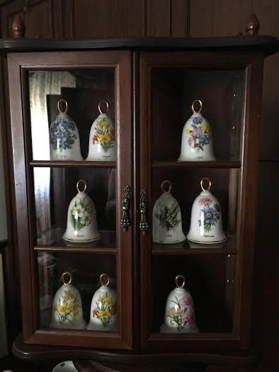 Escaparate com sinos de porcelana