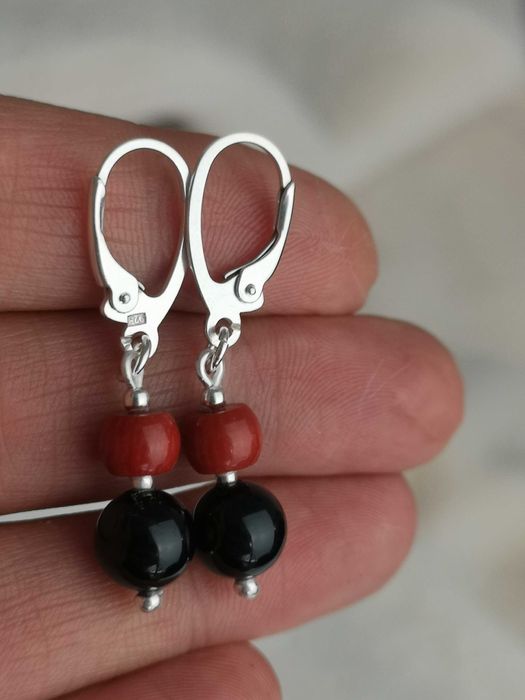 srebrne kolczyki onyks i koral