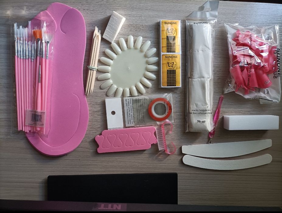 Ogromny zestaw z lampa i lakierami do manicure hybrydowowego