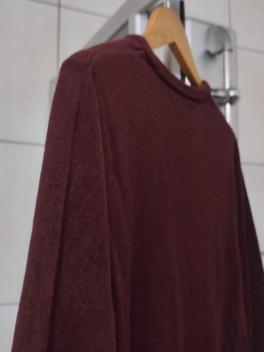 Męski cienki M sweter marki Primark w głębokim kolorze bordowym charak