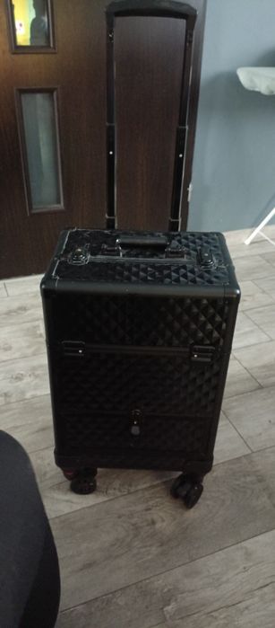 Walizka na kółkach na kosmetyki