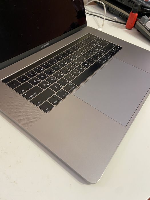 MacBook Pro 15” 2017 / i7 / 16GB / Retina / Touch ID