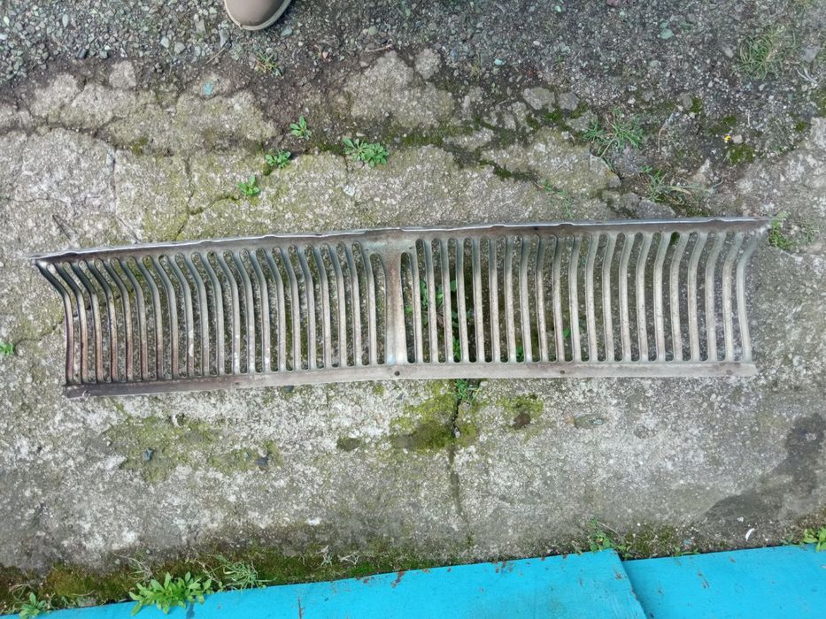 Передняя решетка на авто ГАЗ 24