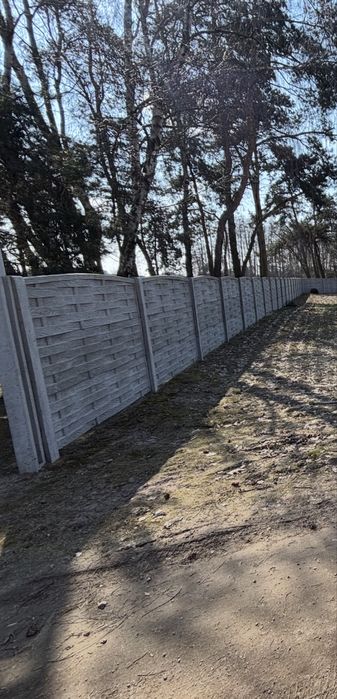 Płot betonowy szary