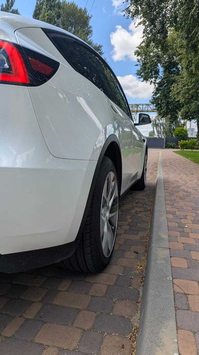 Продаж автомобіля Tesla Model Y 2023 року