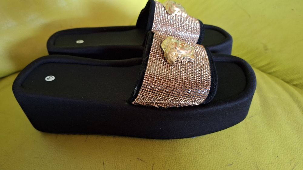 Шлепанцы на танкетке Версаче