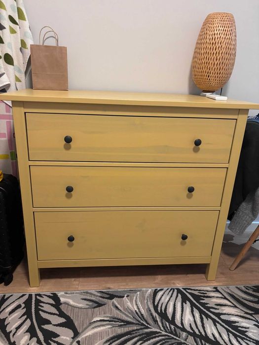 CÓMODA HEMNES – 3 GAVETAS (AMARELO MOSTARDA)