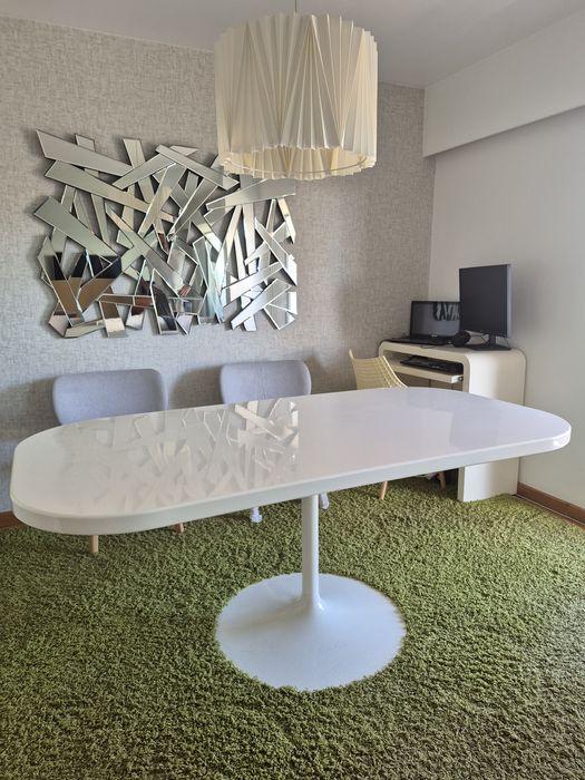 Mesa lacada alto brilho com base tulipa