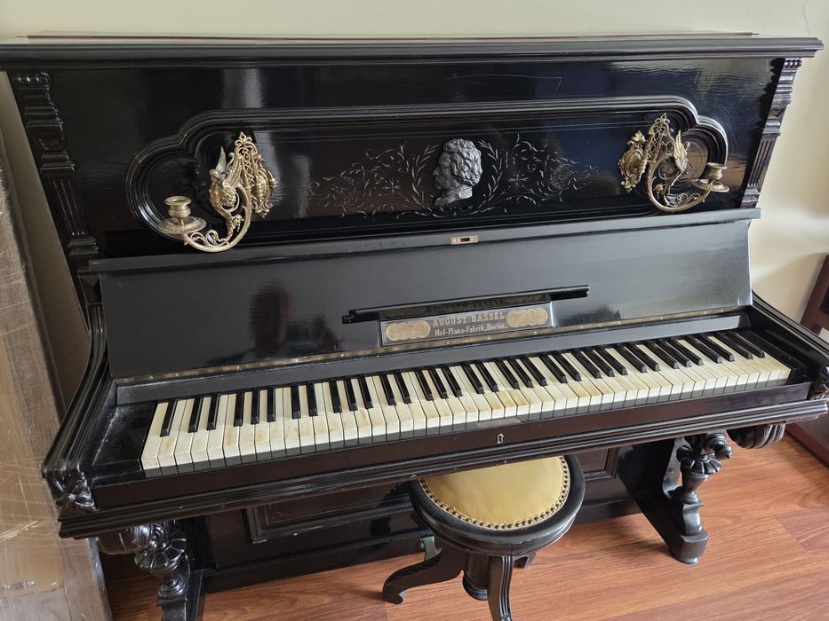 Piano vertical antigo August Dassel