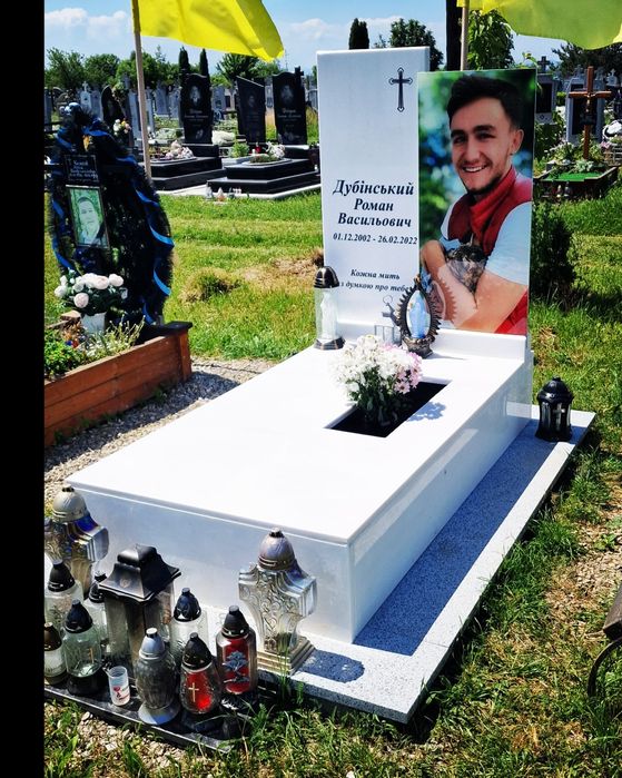 "Пам'ятники для вшанування героїв: індивідуальні рішення для військови