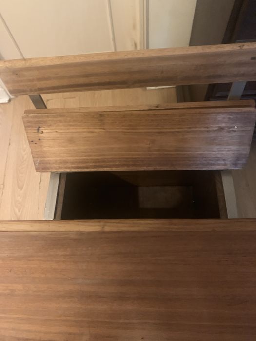 Secretaria escolar dos anos 50  muito estimada e totalmente funcional. Estava no quarto do meu neto, mas  ele já não cabe.Estou a refazer o quarto .