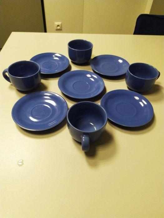 Komplet 4 fajansowych filiżanek ze spodeczkami