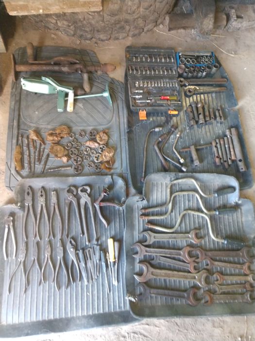 Інструмент набір головок плашки метчики  ключі дрель