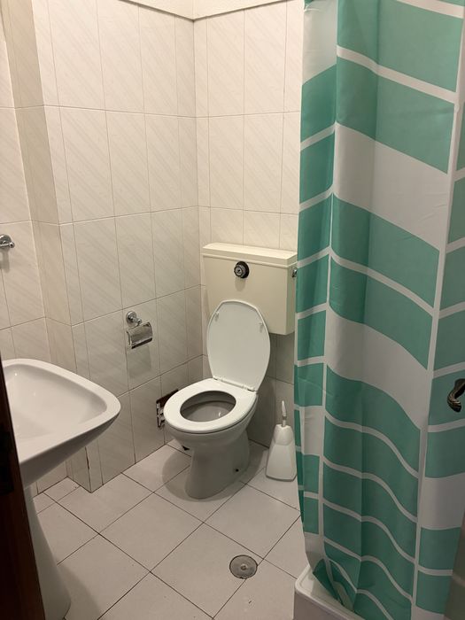 Aluga-se quarto com varanda a trabalhador (preferência)