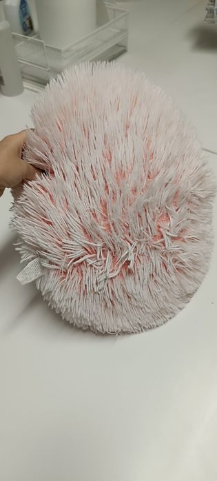 Almofada peluda cor de rosa usada