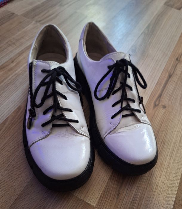 Buty Helios lakierki białe rozmiar 38