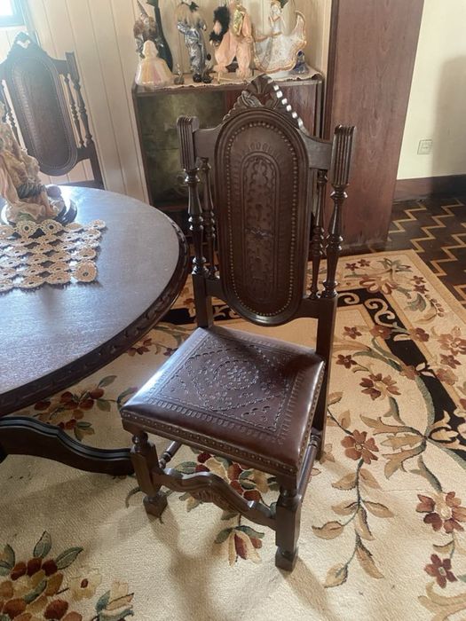 Movel de sala com mesa e cadeiras