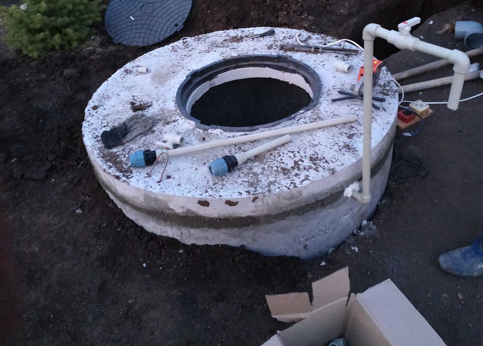 Чистка,реставрация колодцев,приямков,копка сливных переливых ям,септик