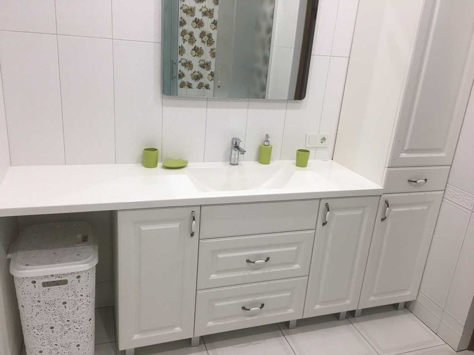 столешница над стиральной машиной, умивальник со столешницей