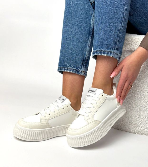 Białe sneakersy na platformie Solange