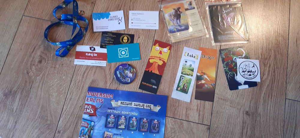 zestaw gadżetów z gier planszowych smycz katalog, karta dixit i inne