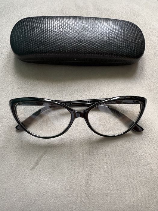 Czarne okulary zerówki z etui
