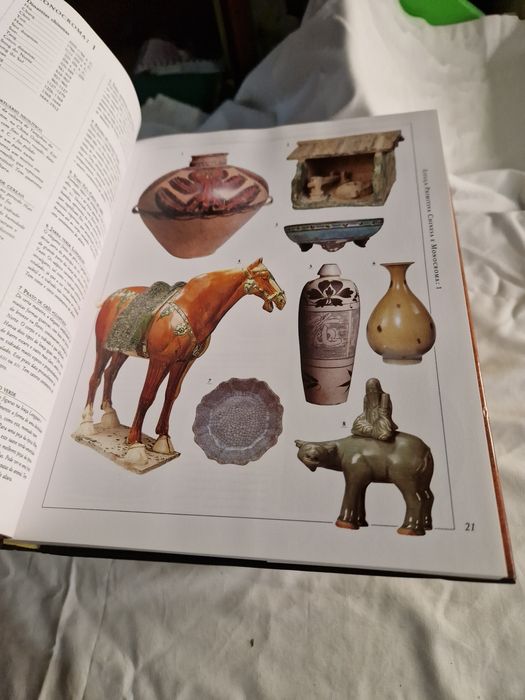 Livro de antiguidades da edt. Estampa