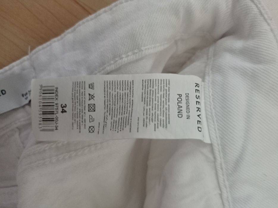 Białe spodnie Reserved jeansy flare dzwony