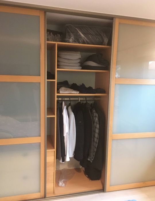 Szafa komandor z przesuwnymi szklanymi drzwiami drewno bukowe