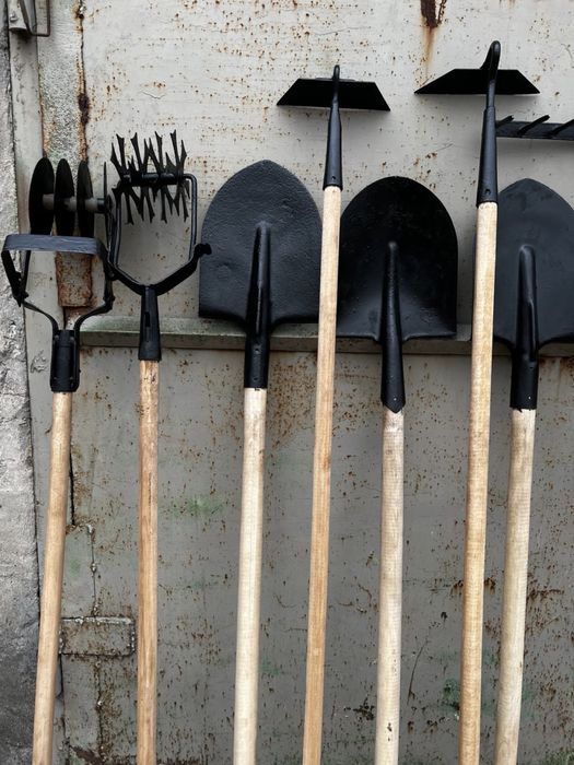 Лопати, граблі, вила та інше б/у