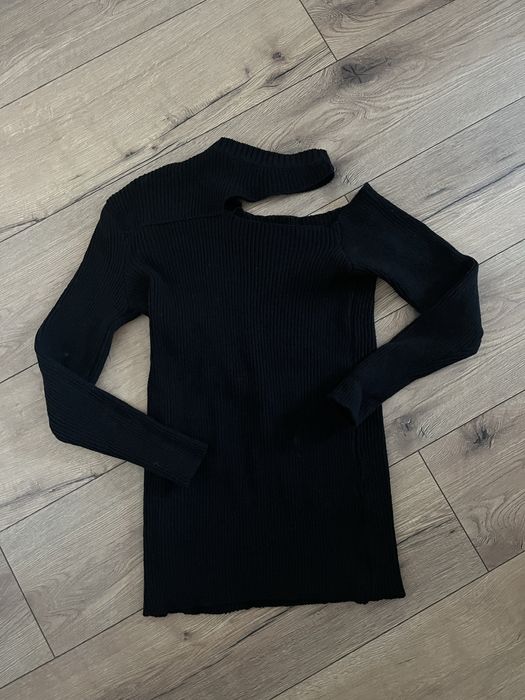 Czarny sweter odkryte ramie