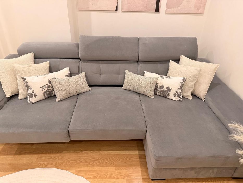 Sofá + Chaise Lounge confortável e espaçoso em muito bom estado
