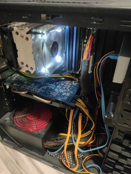 Komputer stacjonarny z monitorem lub bez